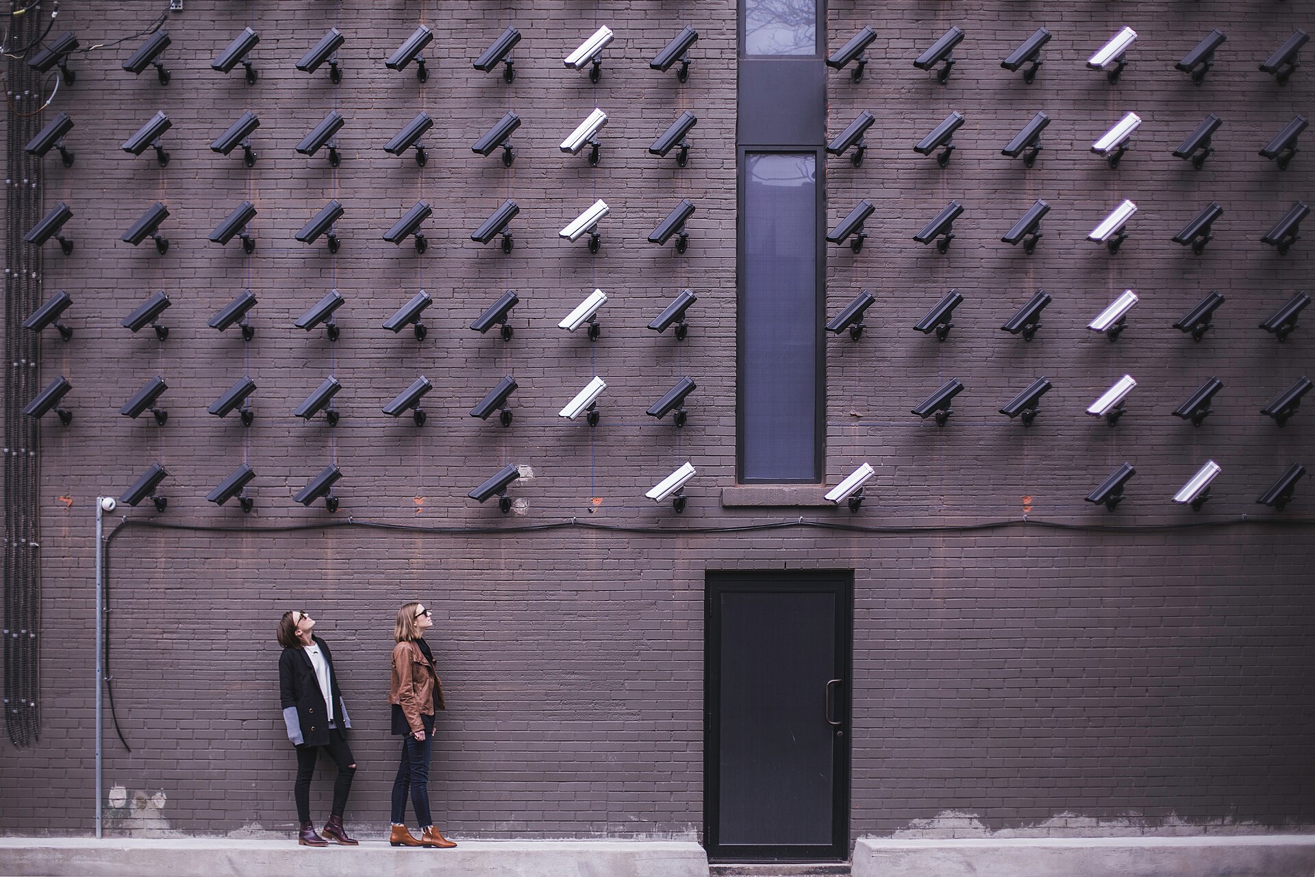 La surveillance comme architecture visible. Photo Matthew Henry, CC0.