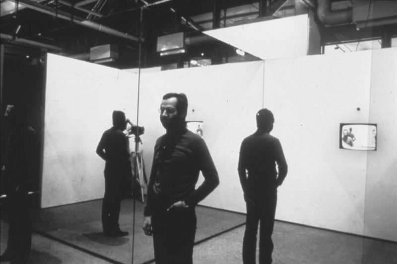 Dan Graham, Present Continuous Past(s), 1974. Image documentaire repérée via New Media Art ; droits photographiques à confirmer avant publication.