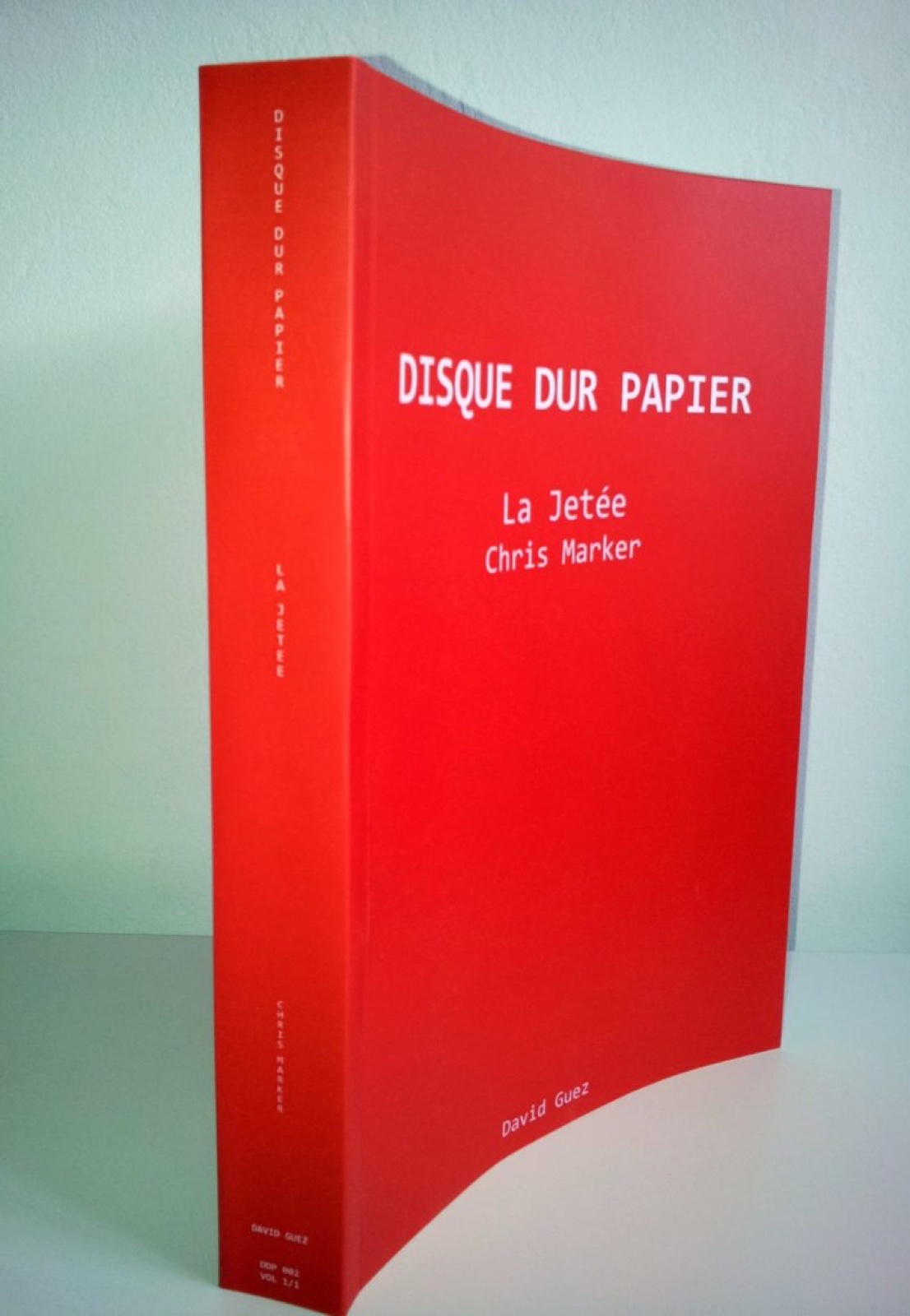 Disque Dur Papier — La Jetée : faire passer une œuvre numérique vers un support analogique. Projet de David Guez.