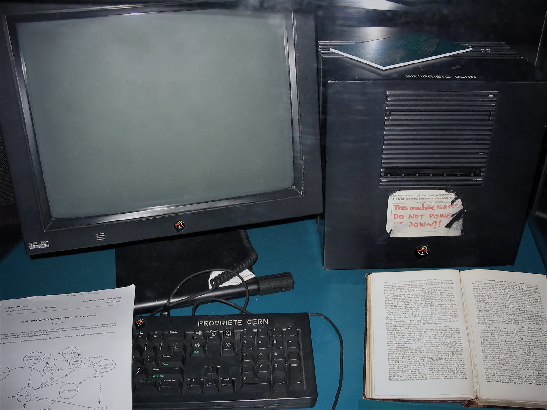 Le premier serveur Web au CERN : la machine NeXT utilisée par Tim Berners-Lee. Photo Coolcaesar, CC BY-SA 3.0.