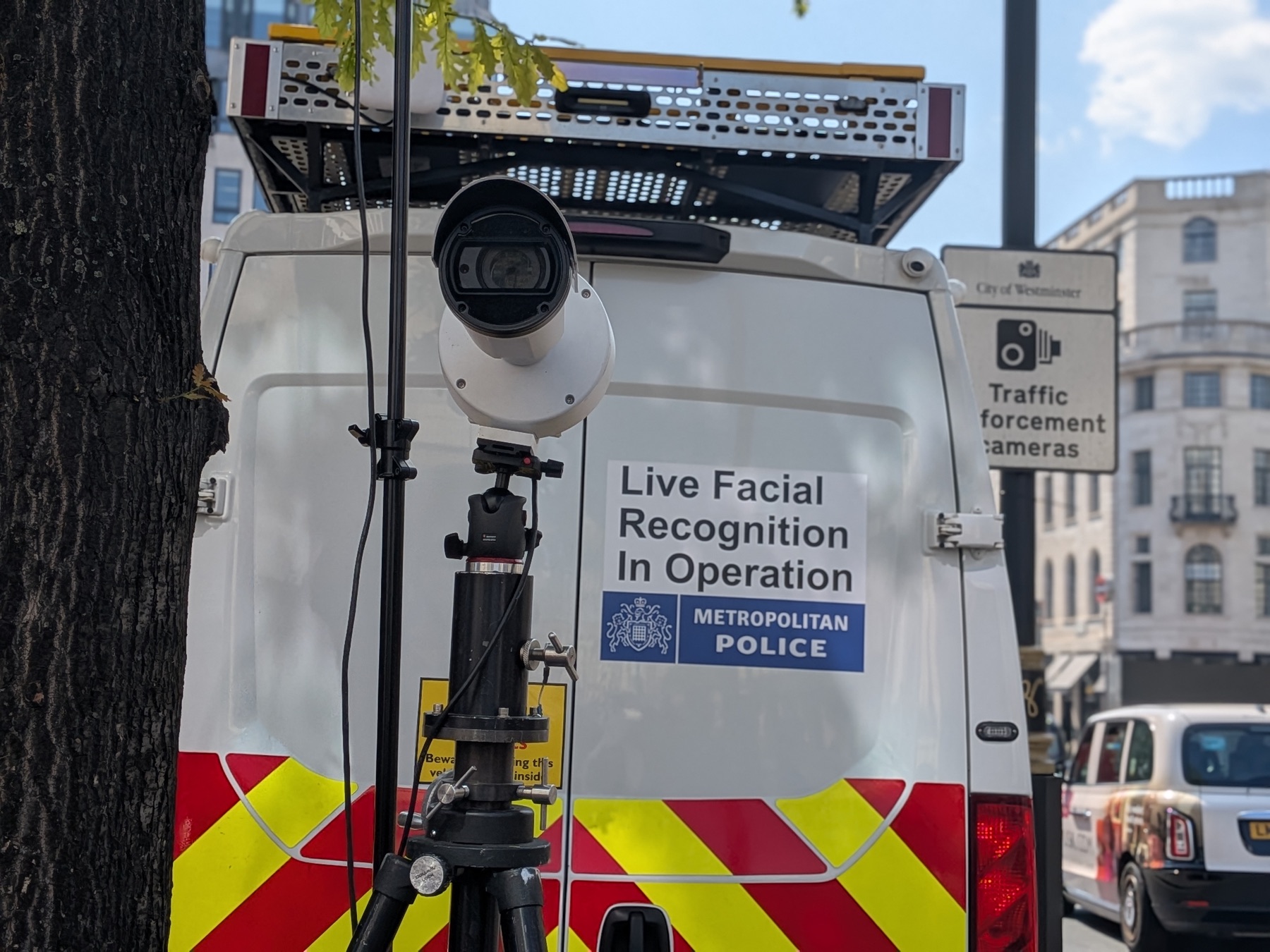 Véhicule et caméra d’un contrôle policier par reconnaissance faciale à Londres, avril 2026. Photo : gruntzooki / Wikimedia Commons, CC BY-SA 4.0.