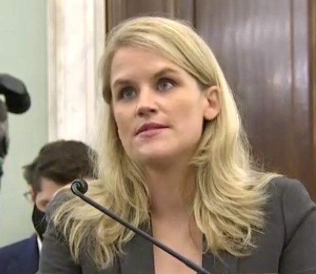 Frances Haugen témoigne devant le Sénat américain le 5 octobre 2021. Sénat des États-Unis, domaine public.