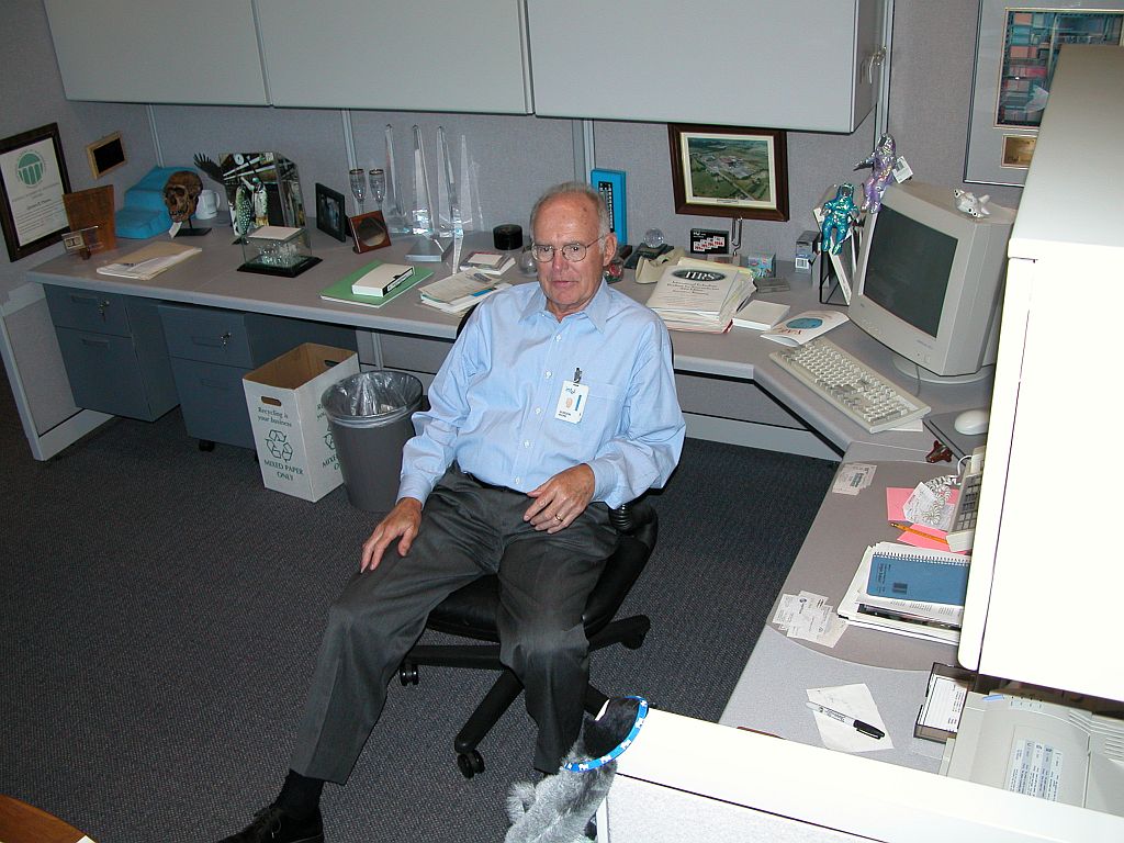 Gordon Moore dans son bureau en 2003. Sa « loi » était une observation industrielle et économique, pas une loi de la nature. Photo : Intel Free Press, CC BY-SA 2.0, Wikimedia Commons.