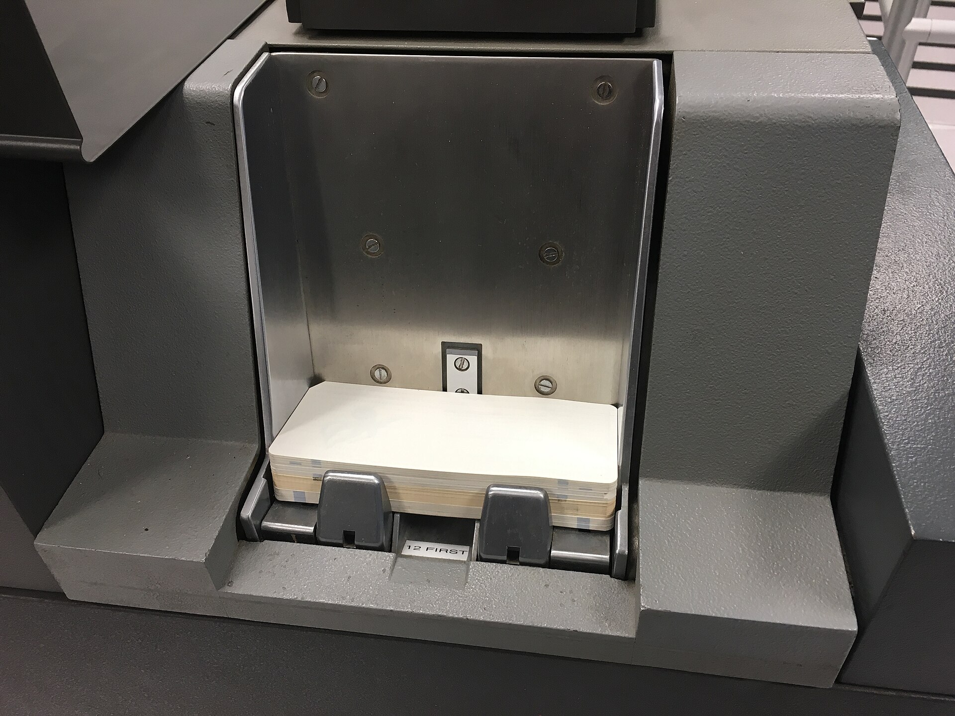 Lecteur-perforateur IBM 1402 : la matérialité du classement mécanique. Photo Arnold Reinhold, CC BY-SA 3.0.