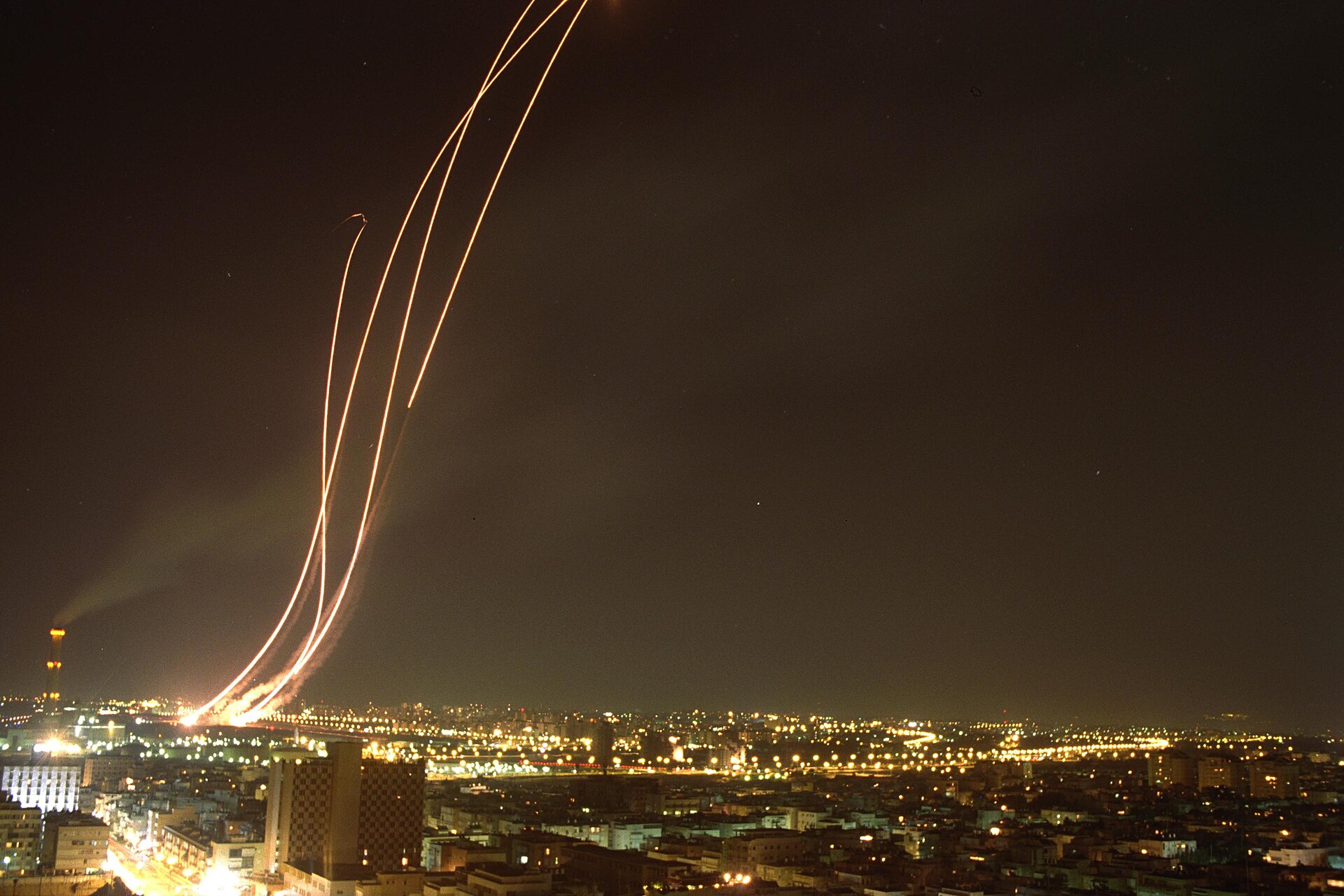 Missiles Patriot au-dessus de Tel-Aviv, 12 février 1991. Photo Alpert Nathan, Israel Government Press Office, CC BY-SA 3.0.