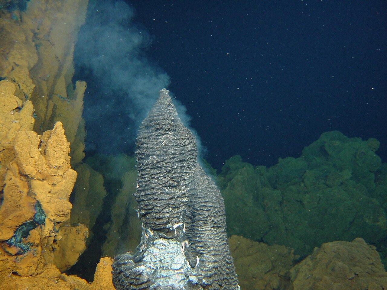 Cheminée hydrothermale active du site Rainbow. Photo Ifremer, CC BY 4.0.