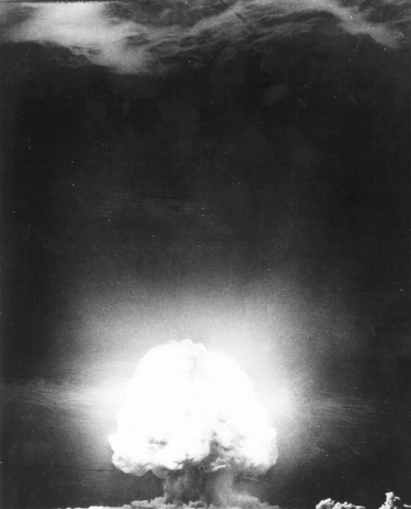 Essai nucléaire Trinity, 1945. Photo du Department of Energy, domaine public / Wikimedia Commons. Analogie de risque, non équivalence technique avec l’IA.