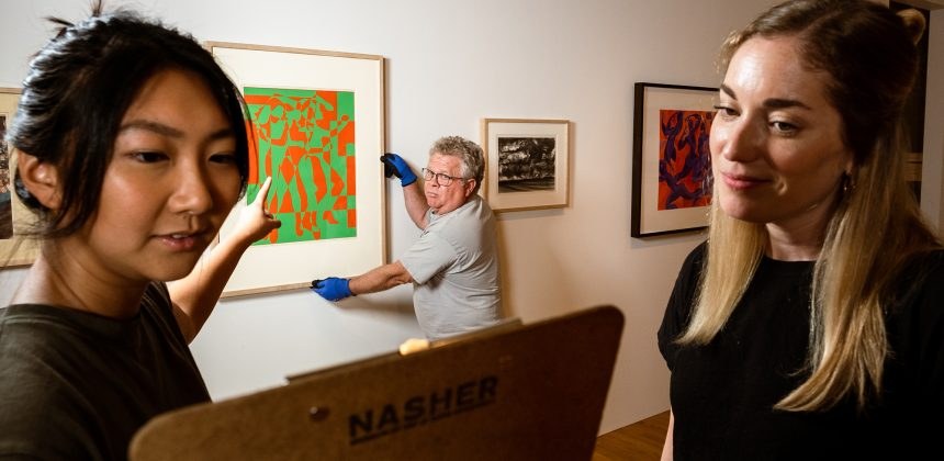 Préparation de l’exposition Act as if you are a curator, Nasher Museum : Brad Johnson, Julianne Miao et Julia McHugh lors de l’accrochage. Photo : Cornell Watson. Source : Nasher Museum.